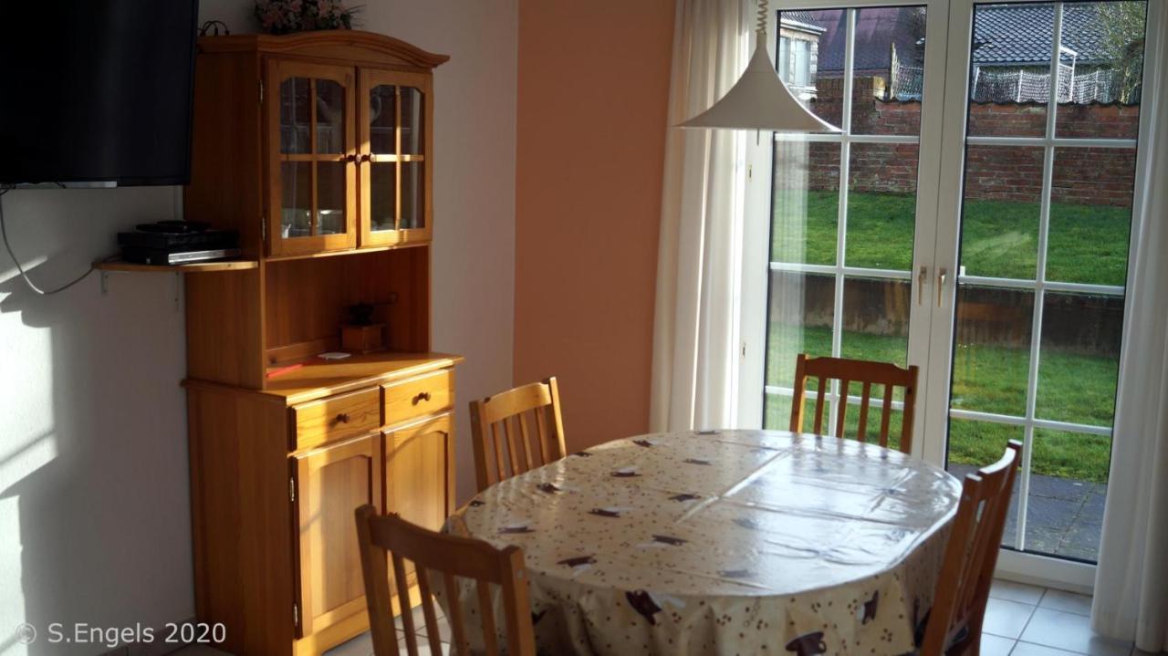 *Engels - Ferienwohnungen Krummhörn Extérieur photo